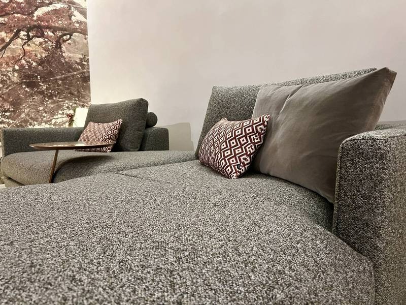 Graues Sofa, Kissen, Holztisch, Wandbild.