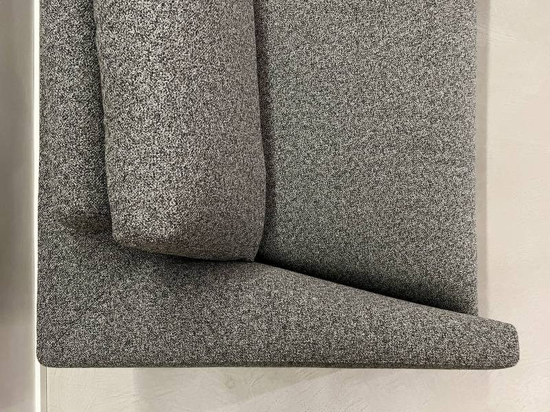 Geometrisch angeordnete graue Polsterfläche.