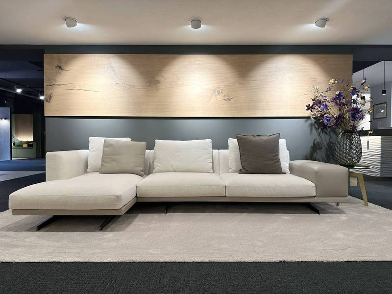 Moderne Couch, Blumen, dezente Farben.