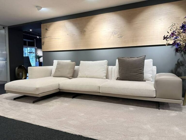 Moderne Eckcouch mit kontrastreichem Kissen.