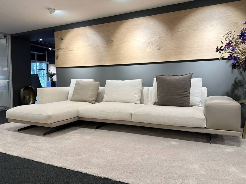 Moderne Eckcouch mit kontrastreichem Kissen.