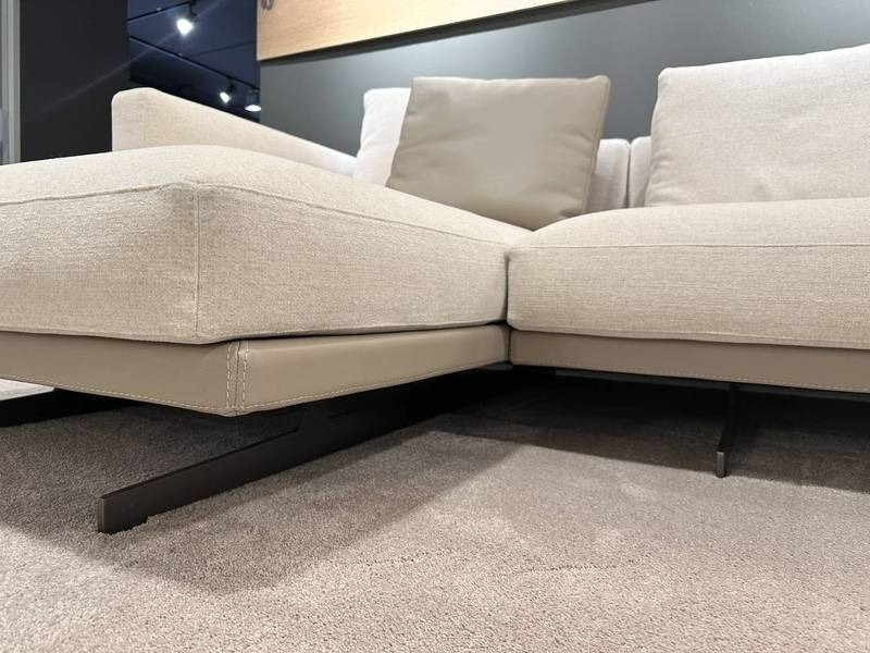 Modernes Sofa, niedrige Metallfüße, Teppich.