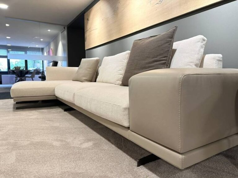Modernes Sofa, beiger Teppichboden, Kissen.