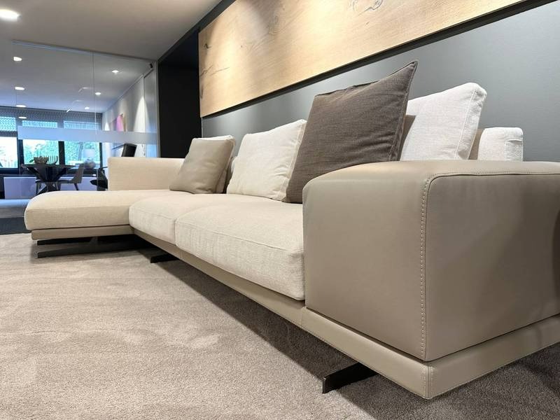 Modernes Sofa, beiger Teppichboden, Kissen.