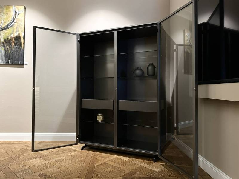 Schwarzer Glasschrank, minimalistisch, offen.