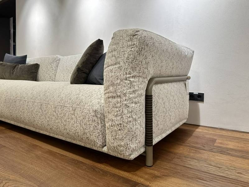 Metallgestell, Polstercouch, Holzboden, Kissen.