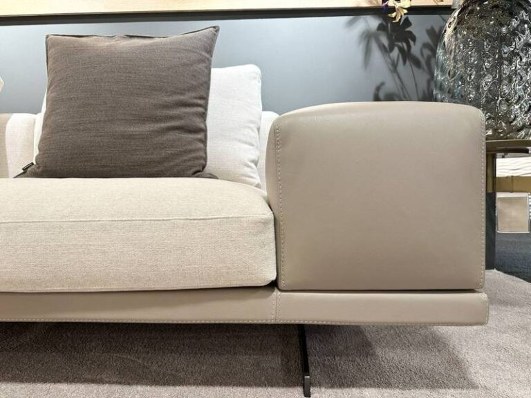 Modernes Sofa mit grauem Kissen.