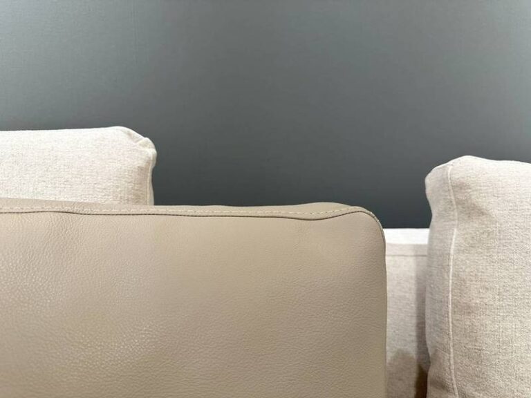 Kissen auf Sofa vor Wand.