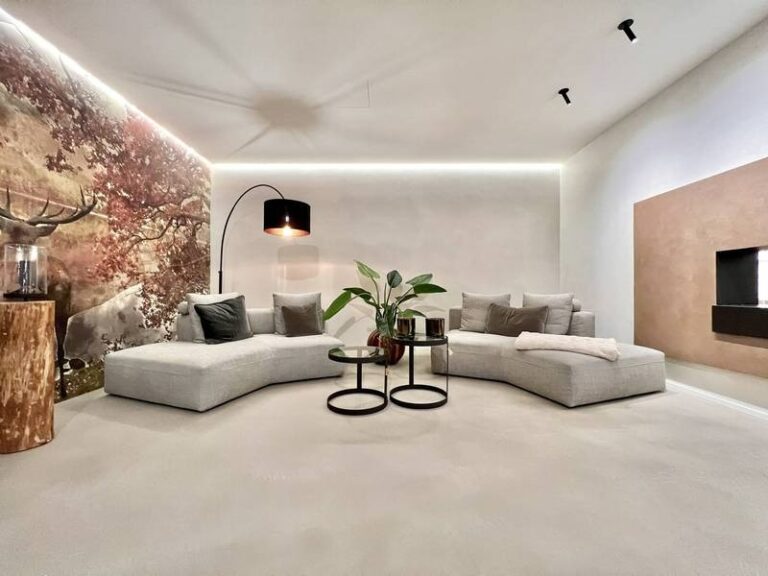 Hirschtapete, Designer-Sofa, elegante Gemütlichkeit.