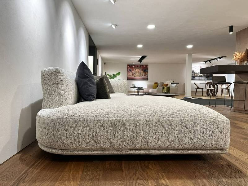 Großes Sofa, moderne, einladende Atmosphäre.