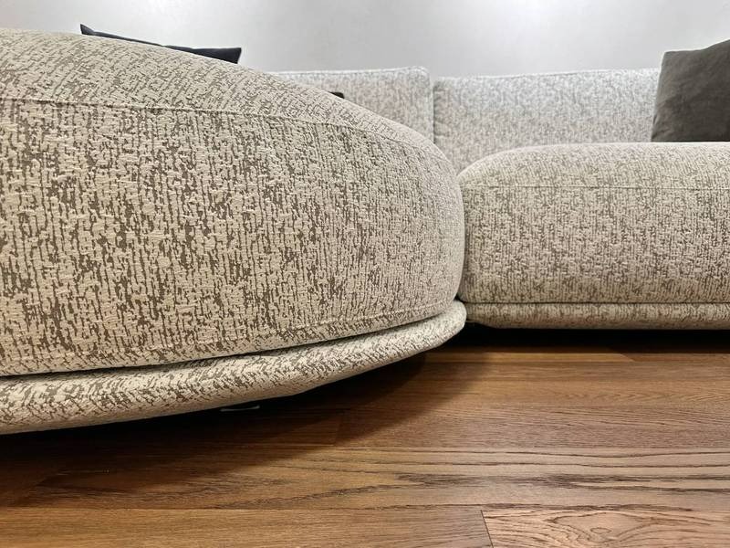 Gemusterte Sofaecke auf Holzboden.