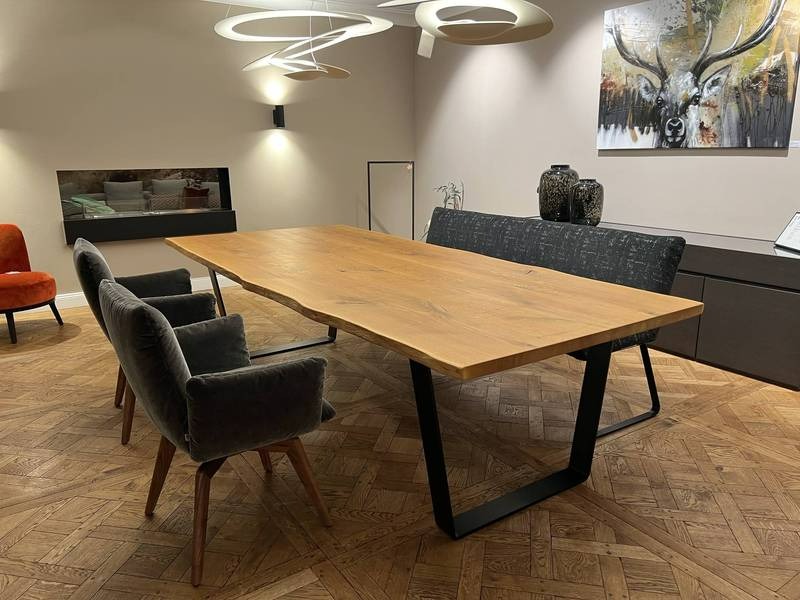 Holztisch, moderne Lampen, Hirschgemälde.