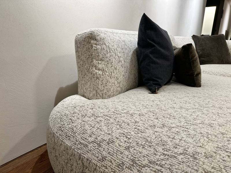 Runde Couch, gemusterte Kissen, modern.