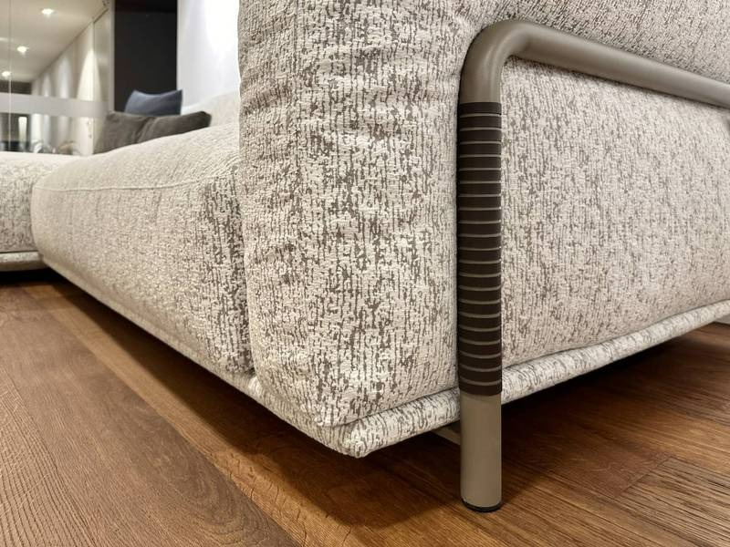 Strukturstoff-Sofa, Metallgestell, Holzfußboden.